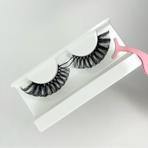 TAMERA LASHES - Picture 3 of 4